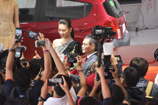 Đại sứ Vinfast Ngô Thanh Vân nhận xe 1,7 tỷ đồng-8