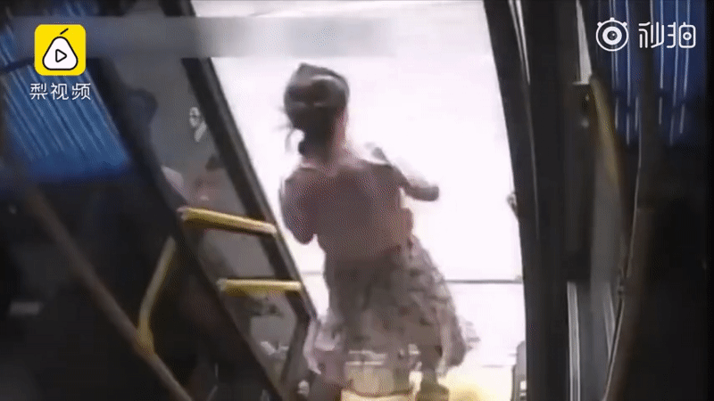 Chưa đến trạm tài xế xe buýt đã mở cửa, người phụ nữ vội bước xuống gặp ngay tai nạn, trả giá bằng cả tính mạng-1