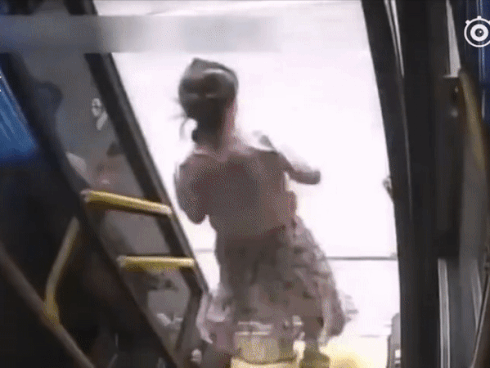 Clip: Ô tô vượt ẩu hất văng người đi xe máy vào đầu xe tải-1