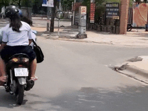 Bé gái bị người đàn ông lái xe cố tình sờ soạng giữa đường, dân mạng phẫn nộ lên án nhưng vẫn chỉ ra 2 điểm đáng nghi-1