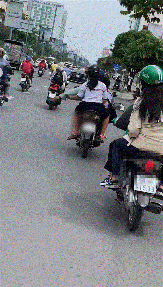 Bé gái bị người đàn ông lái xe cố tình sờ soạng giữa đường, dân mạng phẫn nộ lên án nhưng vẫn chỉ ra 2 điểm đáng nghi-2