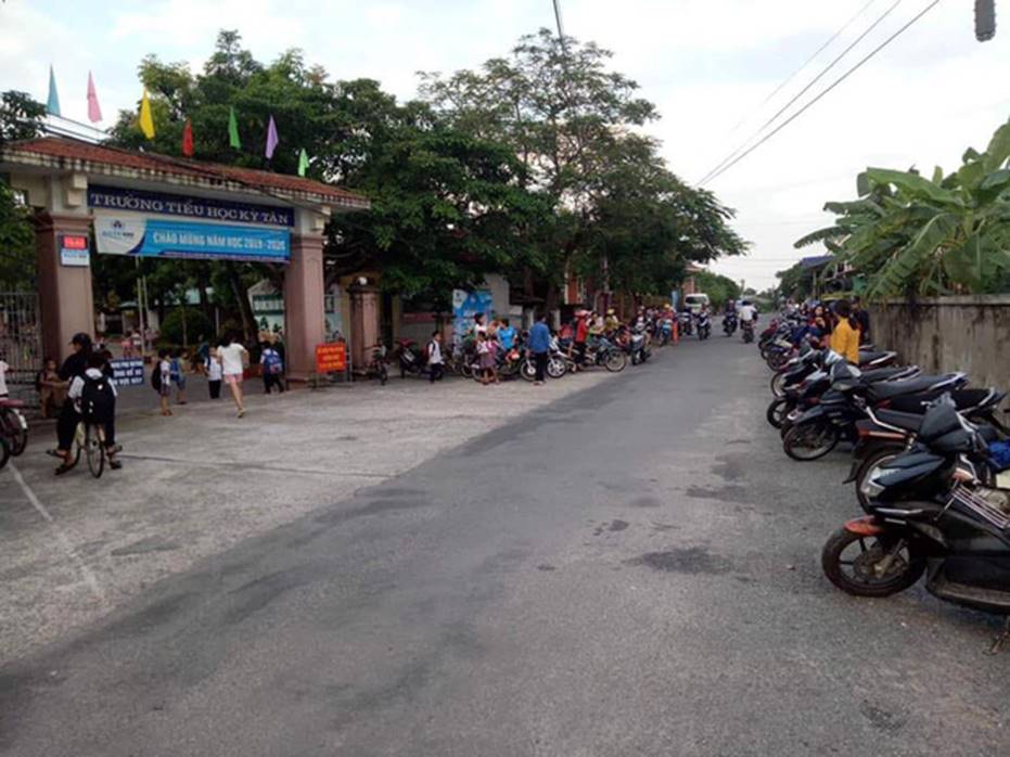 Đứng chờ đón con nhưng xếp hàng thẳng tắp lại còn lùi hết vào vệ đường, phụ huynh Hà Tĩnh được dân mạng hết lời ngợi ca-1