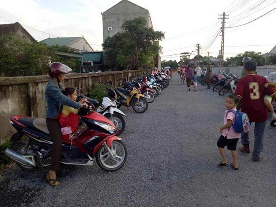 Đứng chờ đón con nhưng xếp hàng thẳng tắp lại còn lùi hết vào vệ đường, phụ huynh Hà Tĩnh được dân mạng hết lời ngợi ca-2