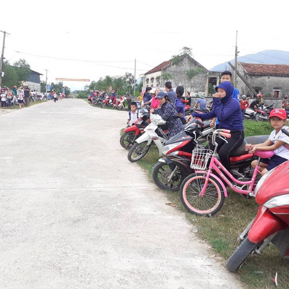 Đứng chờ đón con nhưng xếp hàng thẳng tắp lại còn lùi hết vào vệ đường, phụ huynh Hà Tĩnh được dân mạng hết lời ngợi ca-3