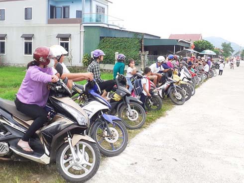 Xếp hàng đón con” lan tỏa đến hơn 140 trường học ở Hà Tĩnh-7