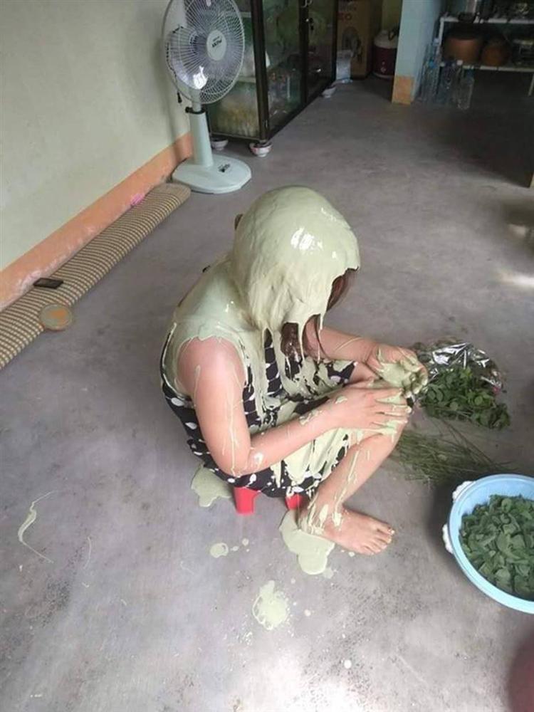 Xôn xao hình ảnh người phụ nữ quỳ gối, bị đổ sơn bê bết từ đầu đến chân nghi do đánh ghen-1
