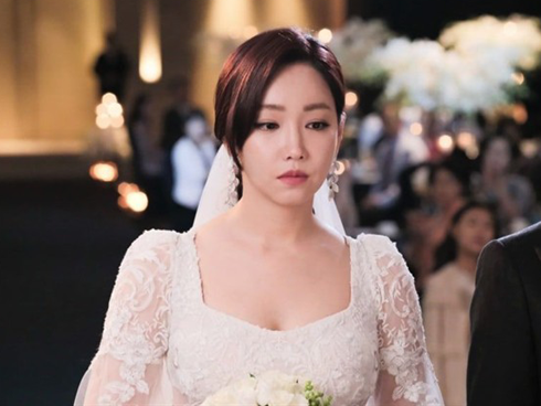 Mẹ chồng không trao vàng, đám cưới tổ chức sơ sài khiến bố cô dâu cũng chạnh lòng nhưng ngày lại mặt mẹ chồng bỗng tuyên bố sốc