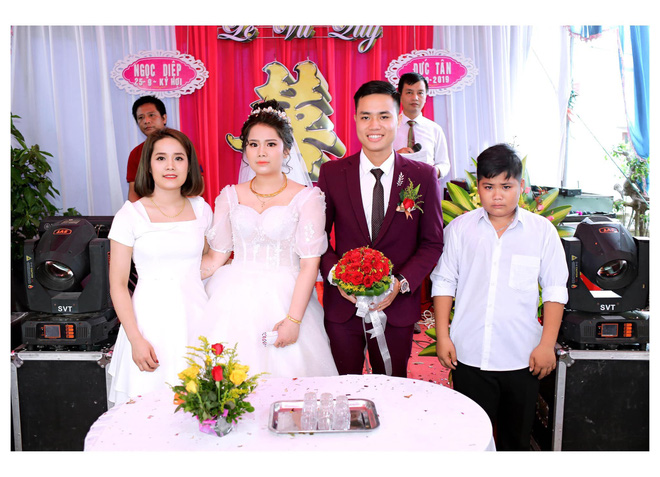 Biểu cảm trái ngược với cả hội hôn, cậu em trai trong bức ảnh ngày cưới chị gái thu hút mọi ánh nhìn-1