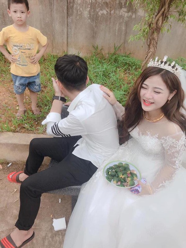 Biểu cảm trái ngược với cả hội hôn, cậu em trai trong bức ảnh ngày cưới chị gái thu hút mọi ánh nhìn-2