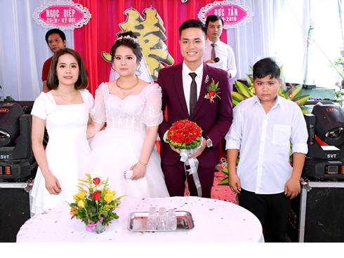 Hẹn nhau đi uống nước, 2 ông bố cùng phải ôm con cho vợ đi chơi - bức ảnh gây sốt ngày cuối tuần-3