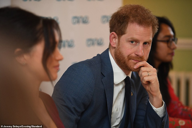 Meghan Markle xuất hiện sành điệu trong sự kiện mới nhất và bị chỉ trích là đang thao túng chồng bằng một âm mưu hoàn hảo-2