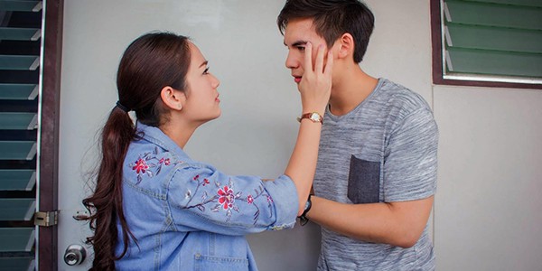 2 giờ sáng nghe tiếng nước chảy, em uể oải ngồi dậy rồi ôm mặt khóc nức nở khi thấy cảnh chồng đang lúi húi trong phòng tắm-2