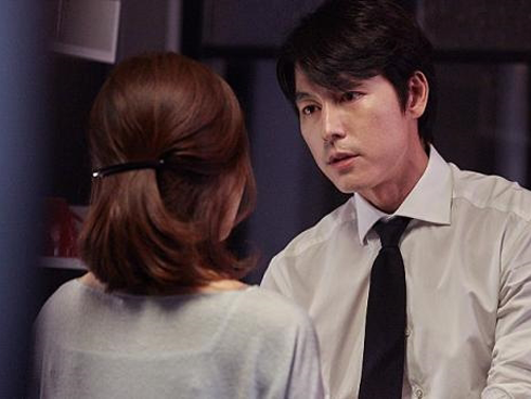 2 giờ sáng nghe tiếng nước chảy, em uể oải ngồi dậy rồi ôm mặt khóc nức nở khi thấy cảnh chồng đang lúi húi trong phòng tắm