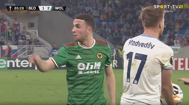 Nhận 2 thẻ vàng trong 20 giây, cầu thủ thản nhiên rời sân rồi để lại nụ cười đầy ẩn ý-1