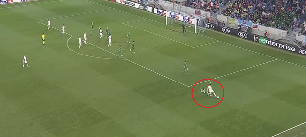 Nhận 2 thẻ vàng trong 20 giây, cầu thủ thản nhiên rời sân rồi để lại nụ cười đầy ẩn ý-2