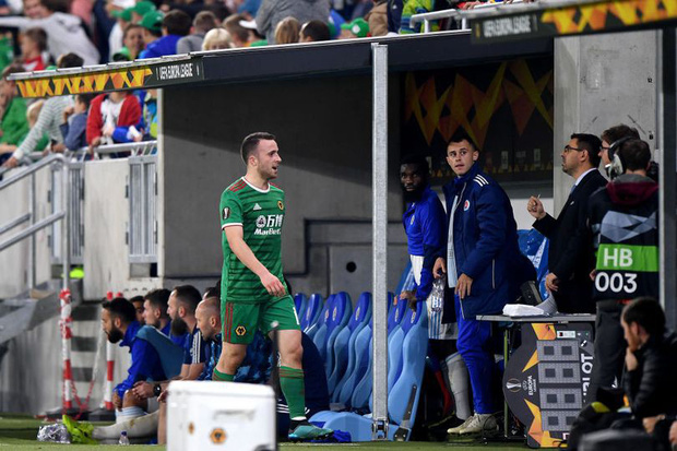 Nhận 2 thẻ vàng trong 20 giây, cầu thủ thản nhiên rời sân rồi để lại nụ cười đầy ẩn ý-3