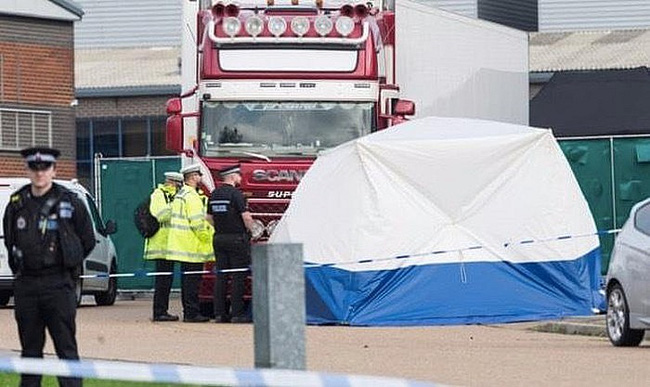 Vụ 39 thi thể trong container: Xác người nằm chồng chất lên nhau, dấu tay đẫm máu cho thấy nạn nhân kêu cứu nhưng bất thành-1