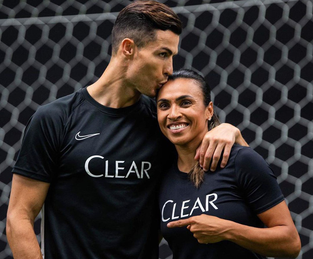 Ronaldo gây sốc khi đăng ảnh hôn đồng nghiệp nữ lên trang cá nhân, fan đồng loạt thắc mắc: Georgina đang ở đâu rồi-1