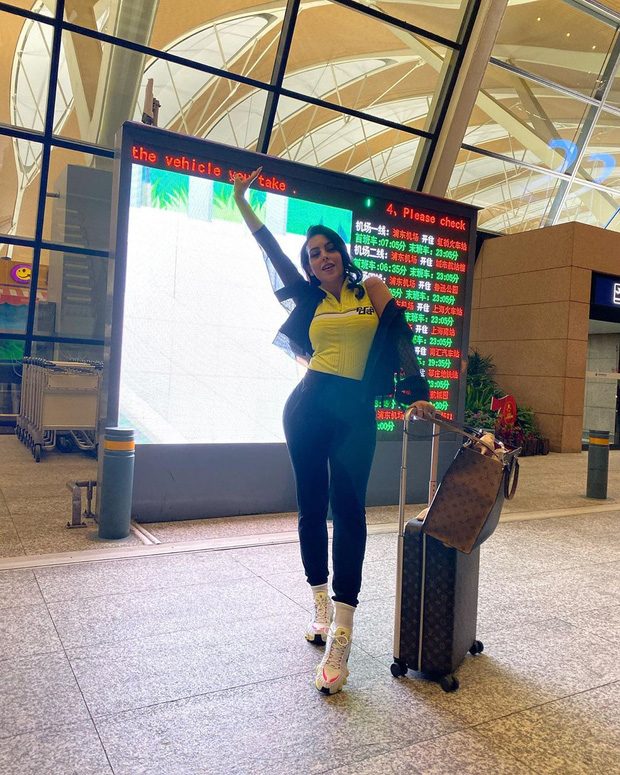 Ronaldo gây sốc khi đăng ảnh hôn đồng nghiệp nữ lên trang cá nhân, fan đồng loạt thắc mắc: Georgina đang ở đâu rồi-2