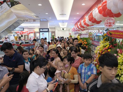 Vincom đầu tiên ở Bình Dương hút lượng khách ‘khủng’ ngày khai trương