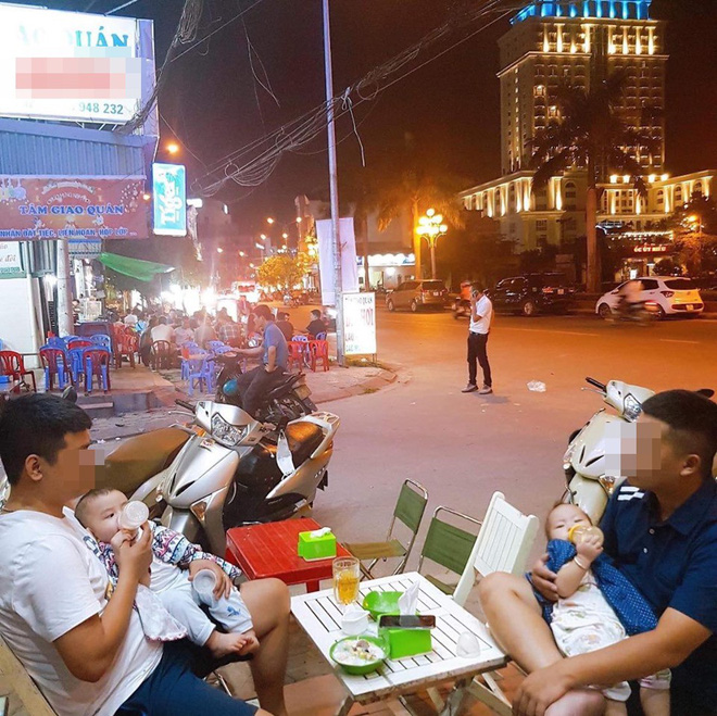 Hẹn nhau đi uống nước, 2 ông bố cùng phải ôm con cho vợ đi chơi - bức ảnh gây sốt ngày cuối tuần-1