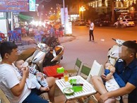 Hẹn nhau đi uống nước, 2 ông bố cùng phải ôm con cho vợ đi chơi - bức ảnh gây 'sốt' ngày cuối tuần