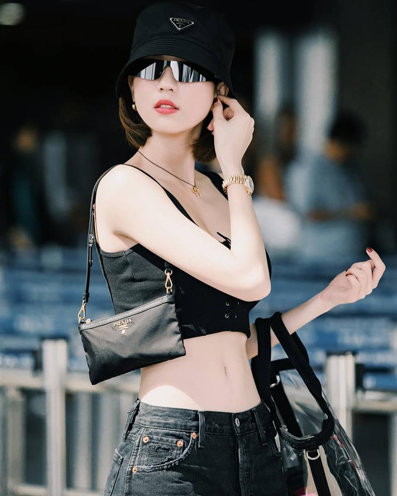 Học Kỳ Duyên dùng kẹp giấy nhưng Ngọc Trinh bá đạo hơn khi kẹp hẳn đồ bơi: Đúng là không đùa được với vòng eo 56!-1