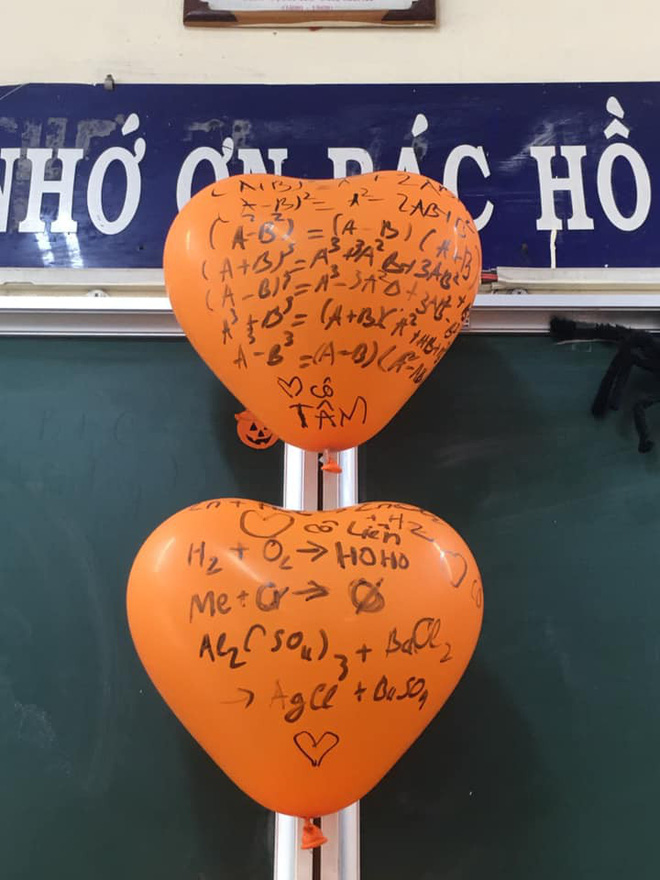 Cô giáo bảo trang trí Halloween thật kinh dị, đám học sinh chỉ viết mấy câu lên bóng bay mà ai nhìn vào cũng khiếp sợ-2