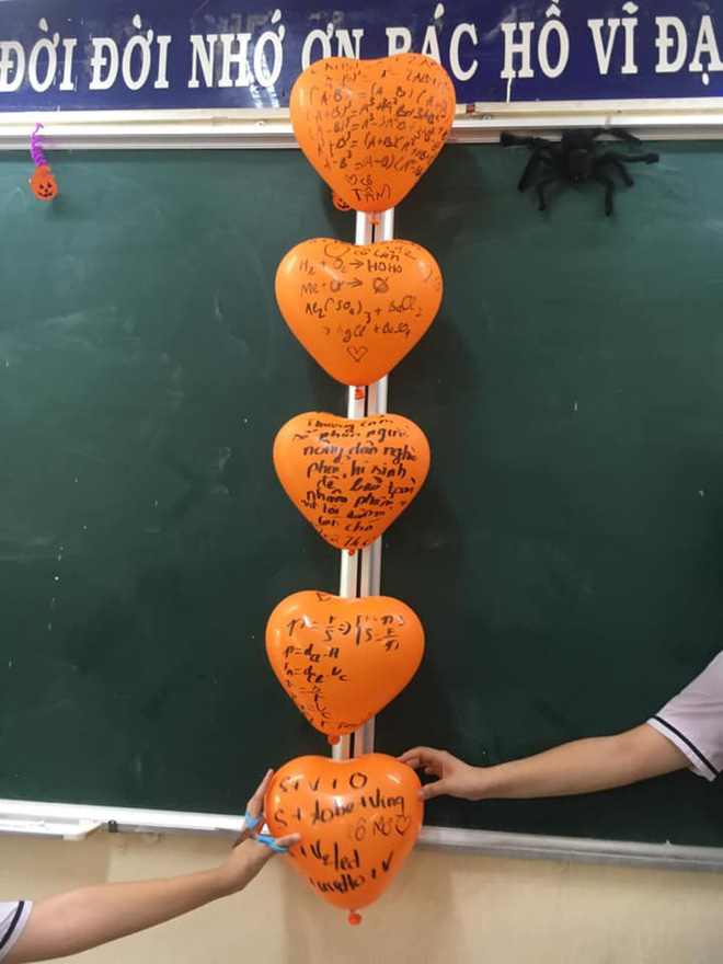 Cô giáo bảo trang trí Halloween thật kinh dị, đám học sinh chỉ viết mấy câu lên bóng bay mà ai nhìn vào cũng khiếp sợ-3