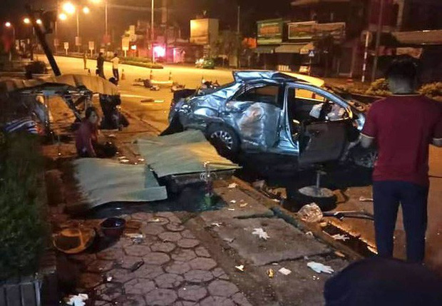 Clip xe khách chạy tốc độ cao tông thẳng vào xe taxi khiến 3 người chết ở Nghệ An-1