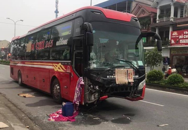 Clip xe khách chạy tốc độ cao tông thẳng vào xe taxi khiến 3 người chết ở Nghệ An-2