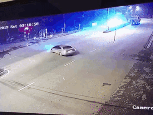 Clip xe khách chạy tốc độ cao tông thẳng vào xe taxi khiến 3 người chết ở Nghệ An
