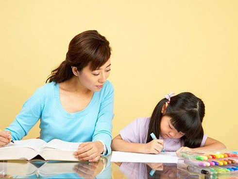 Mẹ dạy học thì vô cùng quậy phá, nhưng ông bố chỉ cần cầm đôi dép là cậu con trai ngoan ngoãn ngay lập tức-3