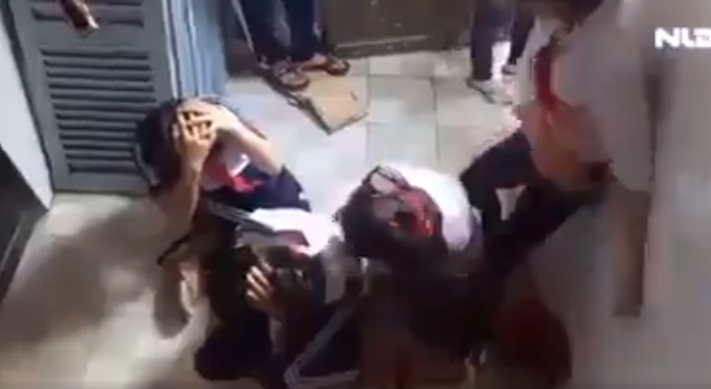 Clip: Nhóm nữ sinh giật tóc, đánh hội đồng bạn dã man ngay trong trường học-1