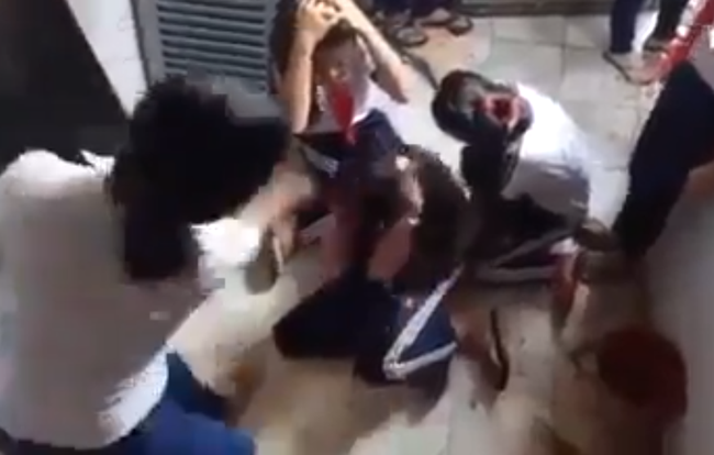 Clip: Nhóm nữ sinh giật tóc, đánh hội đồng bạn dã man ngay trong trường học-2