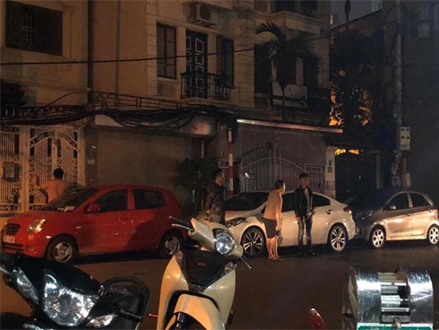 Thanh niên đi uống bia đỗ xe trước cửa, nữ chủ nhà có pha xử lý đẳng cấp đầy bất ngờ