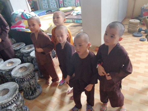 Tịnh thất Bồng Lai của 5 chú tiểu thi ''Thách thức danh hài'' tố mất hơn 300 triệu đồng sau khi nhóm 50 người xông vào lục soát, đánh đập sư thầy