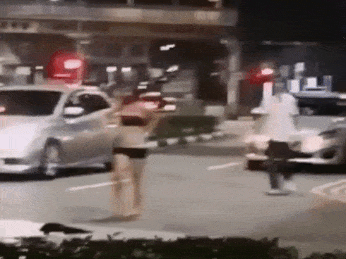 Sốc với người mẹ vô nhân tính cho phép người đàn ông 64 tuổi cưỡng hiếp hai con gái của mình trong nhiều năm trời-2