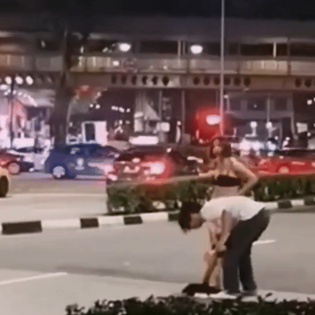 Mâu thuẫn với tài xế taxi, người phụ nữ bất chấp mọi ánh nhìn, lột sạch quần áo giữa nơi công cộng cuối cùng bị phạt tiền-4