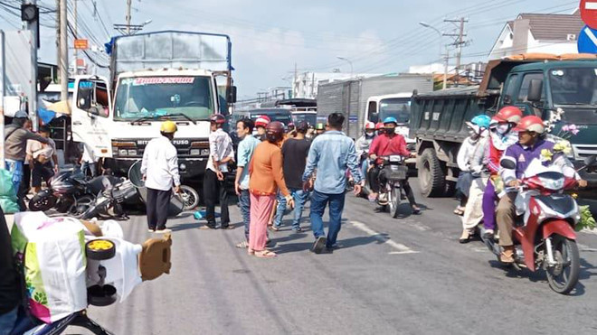 Ôtô tải húc văng 7 xe máy khiến 11 người bị thương-1
