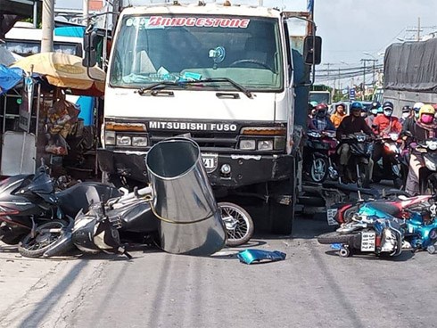 Ôtô tải húc văng 7 xe máy khiến 11 người bị thương