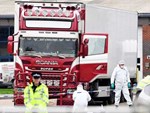 Hành động của lực lượng cảnh sát Anh khi xe chở 39 thi thể trong container rời đi để phục vụ công tác điều tra vừa xót xa, vừa ấm lòng-7