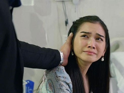 Khi vỉ thuốc ấy rơi ra khỏi hộc bàn, chồng tôi kêu trời trách vợ lừa dối, còn tôi vạch áo và trút hết cực khổ mình phải đánh đổi cả thanh xuân
