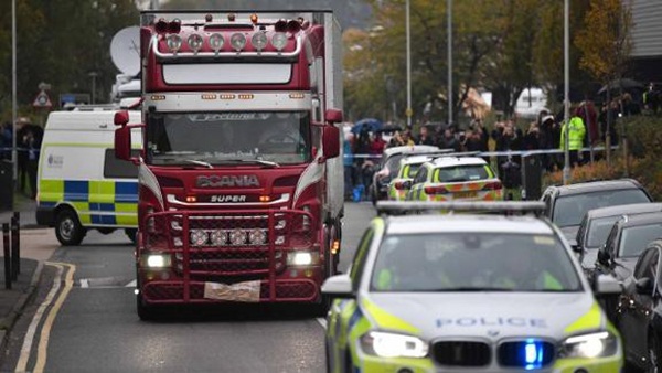 Hành động của lực lượng cảnh sát Anh khi xe chở 39 thi thể trong container rời đi để phục vụ công tác điều tra vừa xót xa, vừa ấm lòng-1
