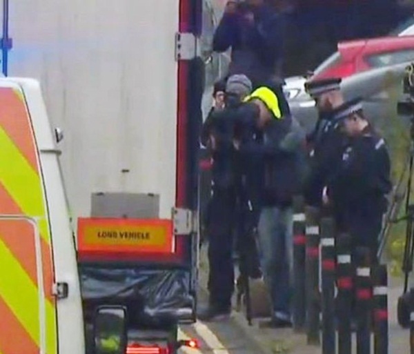 Hành động của lực lượng cảnh sát Anh khi xe chở 39 thi thể trong container rời đi để phục vụ công tác điều tra vừa xót xa, vừa ấm lòng-3