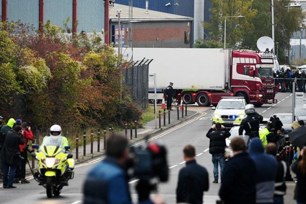 Hành động của lực lượng cảnh sát Anh khi xe chở 39 thi thể trong container rời đi để phục vụ công tác điều tra vừa xót xa, vừa ấm lòng-4
