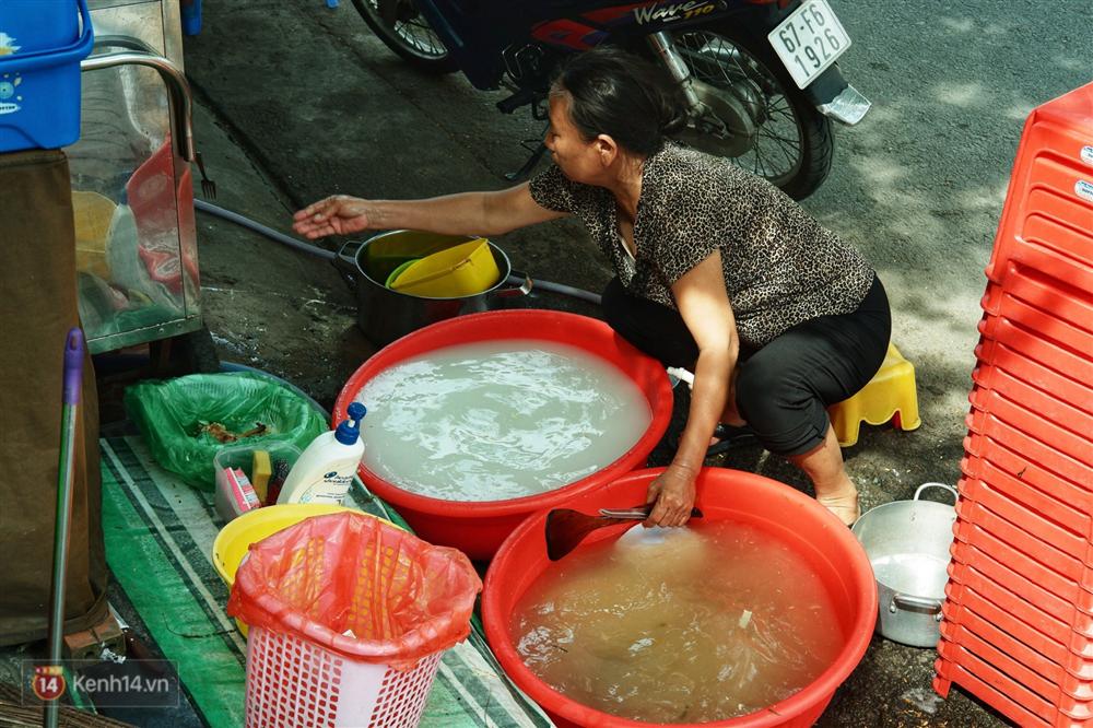 Cô nhân viên lớn tuổi của Món Huế trong đoạn clip bật khóc vì mất việc, nợ lương: Cô buồn đến mất ăn mất ngủ!-4