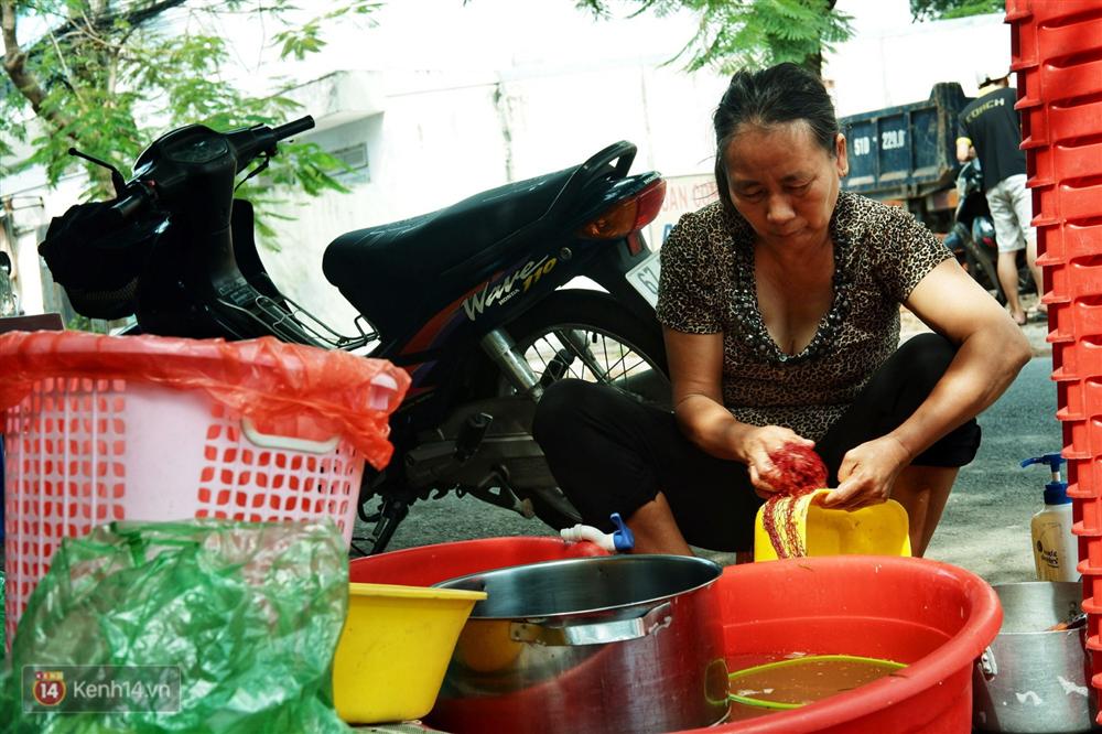 Cô nhân viên lớn tuổi của Món Huế trong đoạn clip bật khóc vì mất việc, nợ lương: Cô buồn đến mất ăn mất ngủ!-5