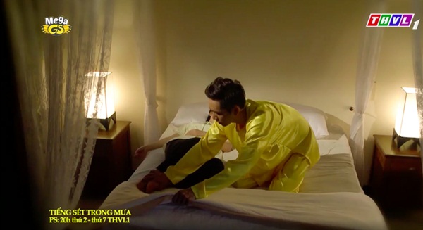 Tiếng sét trong mưa: Cảnh Xuân ngủ với Phượng đã tới, mẹ kế giúp con trai lột quần áo của Phượng-3