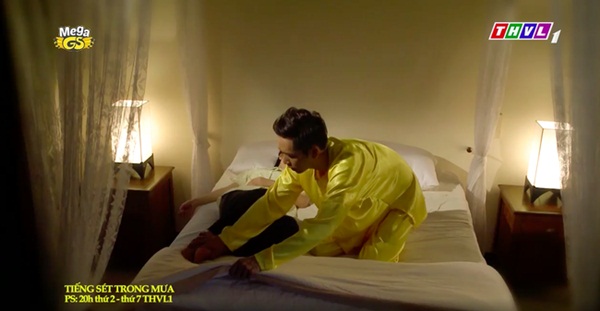 Tiếng sét trong mưa: Cảnh Xuân ngủ với Phượng đã tới, mẹ kế giúp con trai lột quần áo của Phượng-4